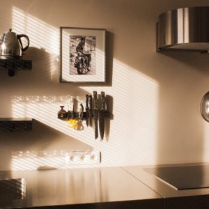 half open keuken van flat op de eerste verdieping van aplace antwerp ulthaup werktafel, een afwasmachine, een inductie kookplaat, koffiezetapparaat