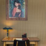 retro bureau met stoel en schilderij in de eerste verdieping flat van aplace antwerp