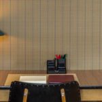 bureau met stoel en lamp in bohemian chic – stijl in de eerste verdieping flat van aplace antwerp
