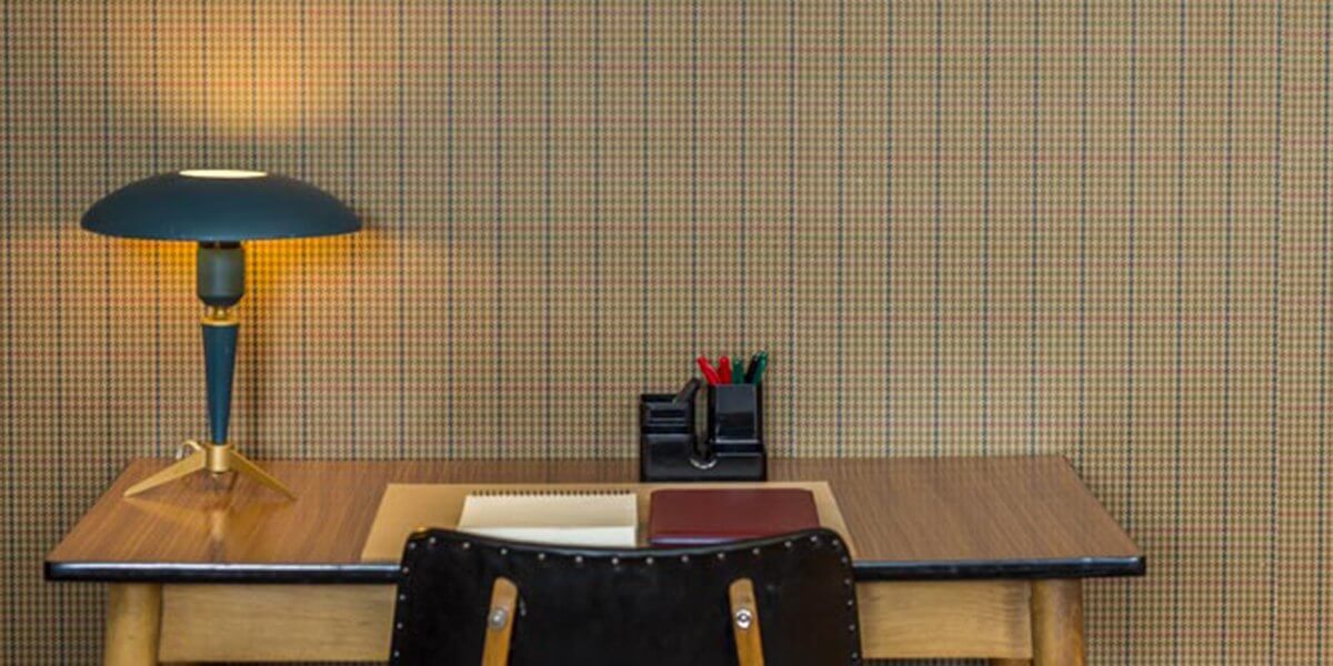 bureau met stoel en lamp in bohemian chic – stijl in de eerste verdieping flat van aplace antwerp
