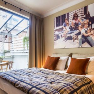 rustige slaapkamer op de eerste verdieping flat van aplace antwerp met gezellig bed grenzend aan een overdekt terras
