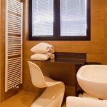 badkamer met gootsteen en handdoekwarmer in de square view suite van aplace antwerp
