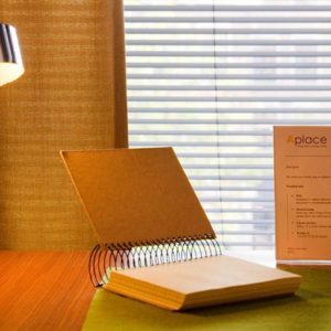 retro tafellamp op bureau met aantekenblok en pen